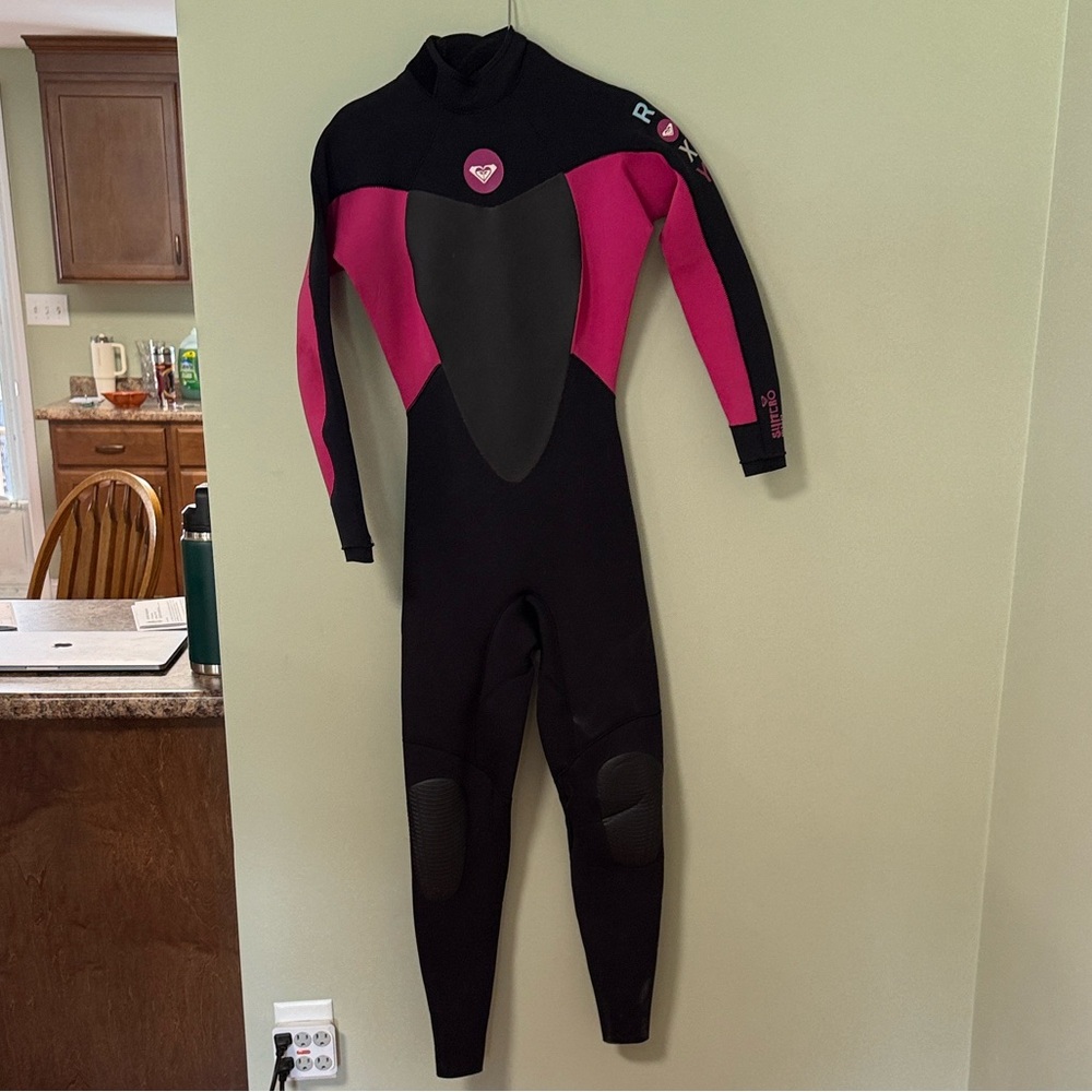 Roxy Women’s Wet Suit - Black and Pink